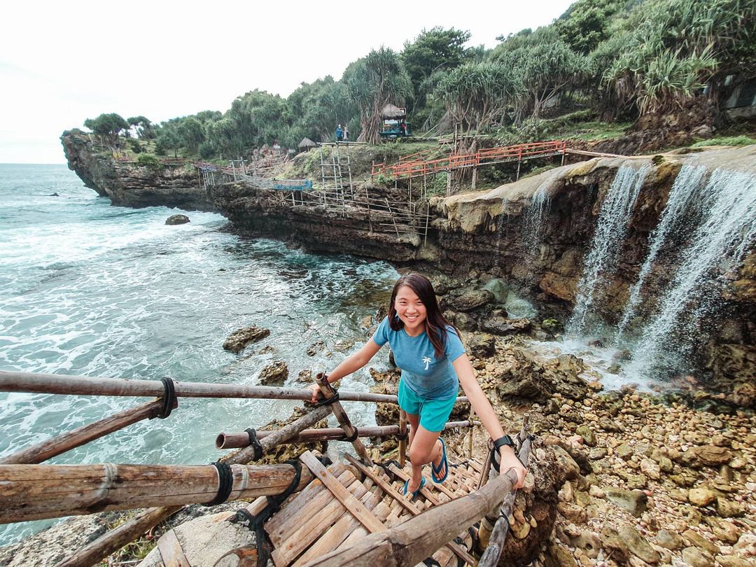 Pantai Jogan air terjun yang jatuh langsung ke laut