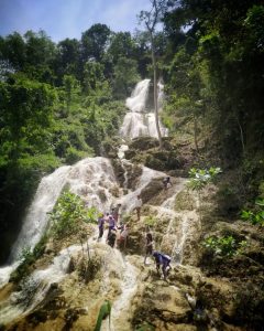 Bermain di air terjun