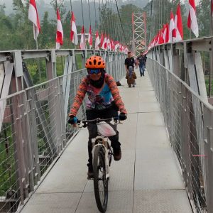 Bersepeda di Jembatan Gantung Girpasang
