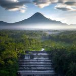 Grojogan Watu Purbo berlatar Gunung Merapi