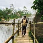 jalur trekking berupa jembatan bambu